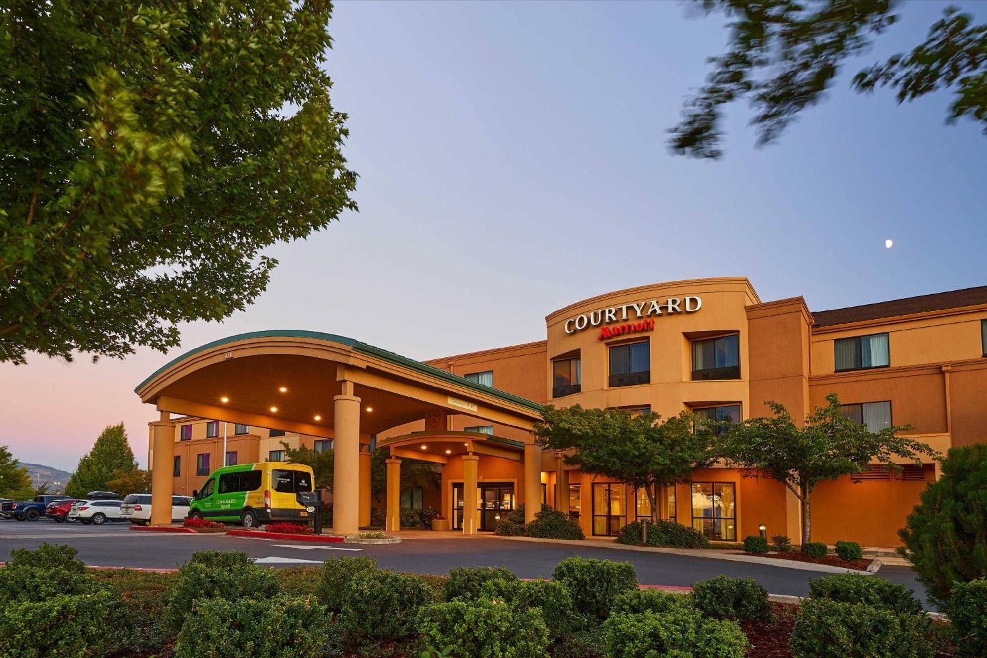 Courtyard Medford Airport Ξενοδοχείο Εξωτερικό φωτογραφία