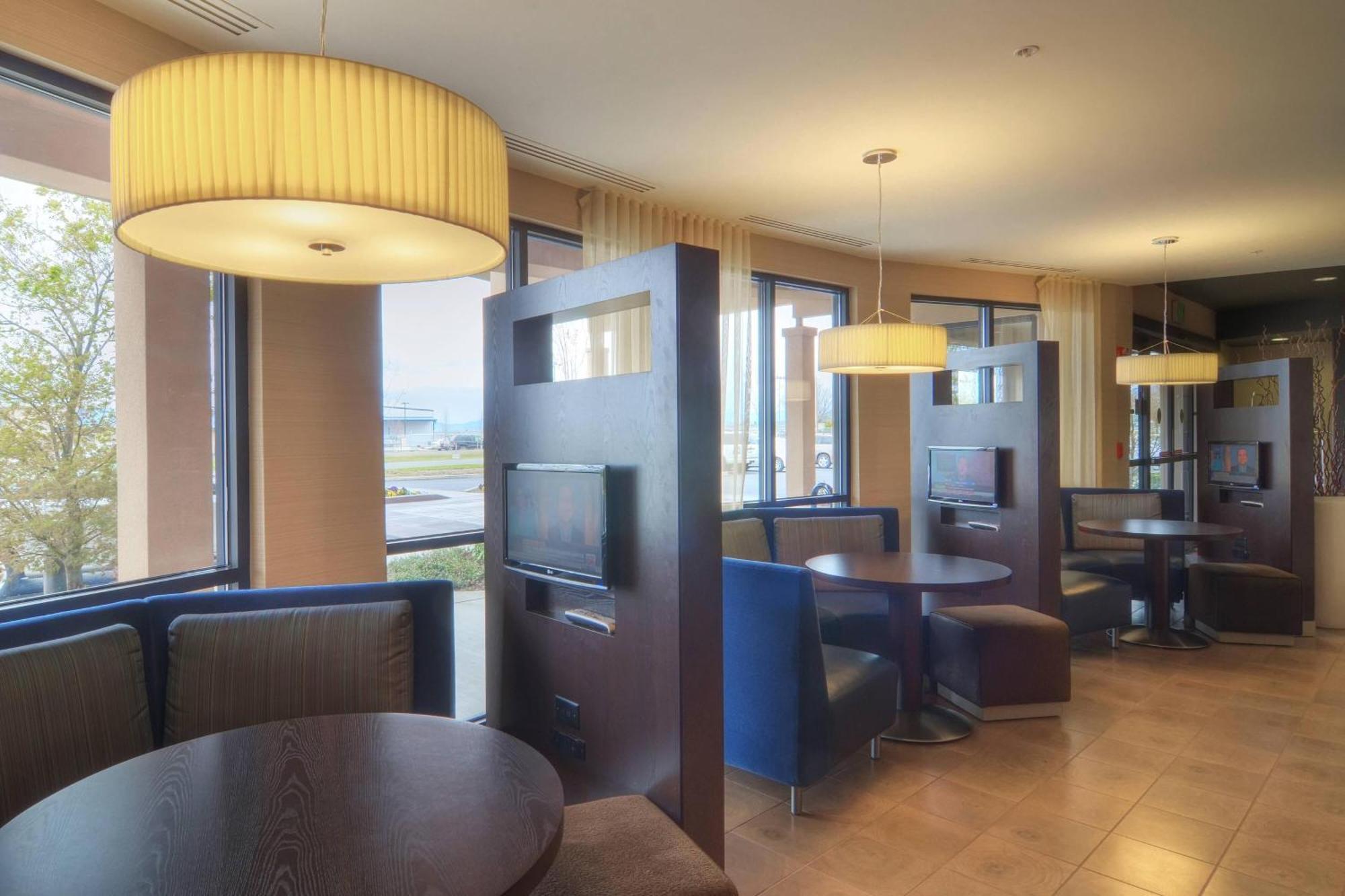 Courtyard Medford Airport Ξενοδοχείο Εξωτερικό φωτογραφία
