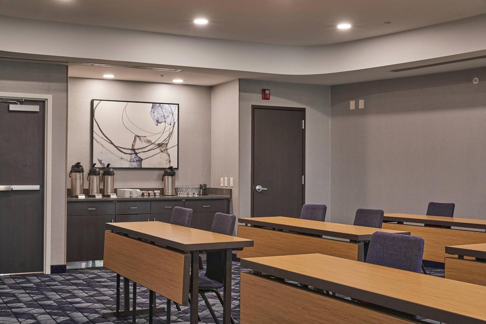 Courtyard Medford Airport Ξενοδοχείο Εξωτερικό φωτογραφία
